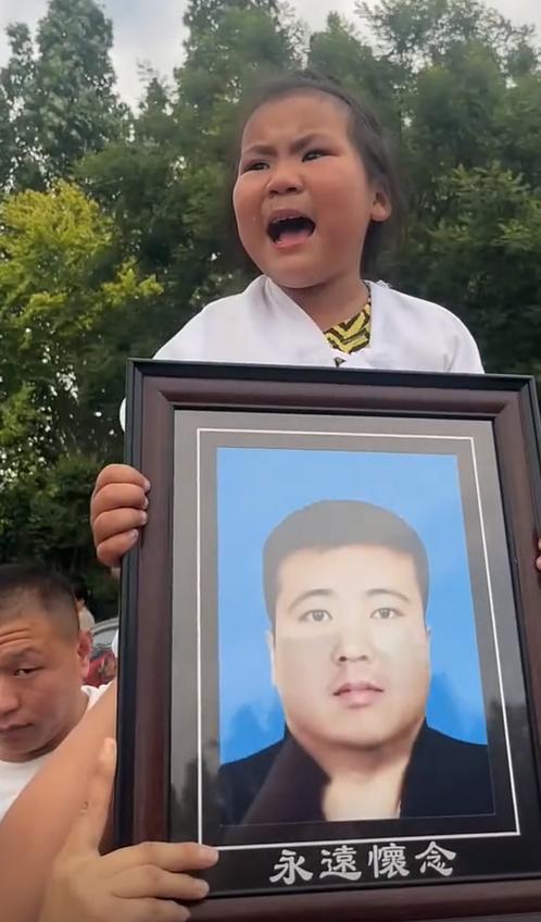 父母摸照片痛哭妻子崩溃晕厥车祸原因曝光CQ9电子最新网站34岁卡车司机去世(图16)
