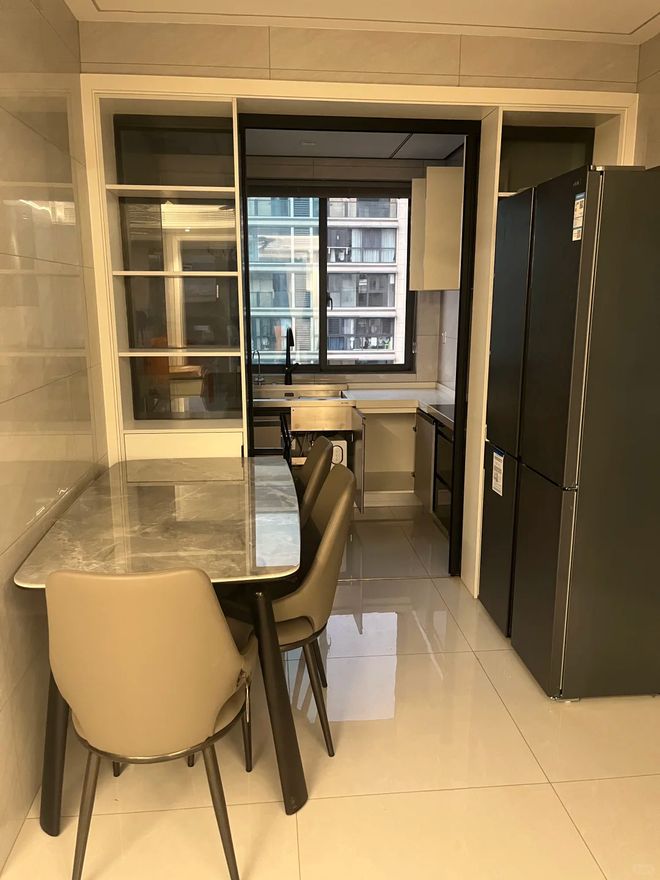 厅餐桌入住后我却真香了！小户型这么装太绝CQ9电子平台入口老公不听劝非要拆了餐(图4)