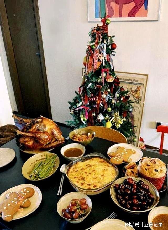 餐桌紧挨屋门过道只能走一人6口住好拥挤C