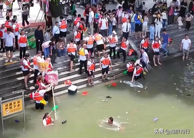 新龙舟翻2条翻船原因离谱这下要被嘲笑了CQ9电子专用平台猎德村的船翻了！3条(图4)
